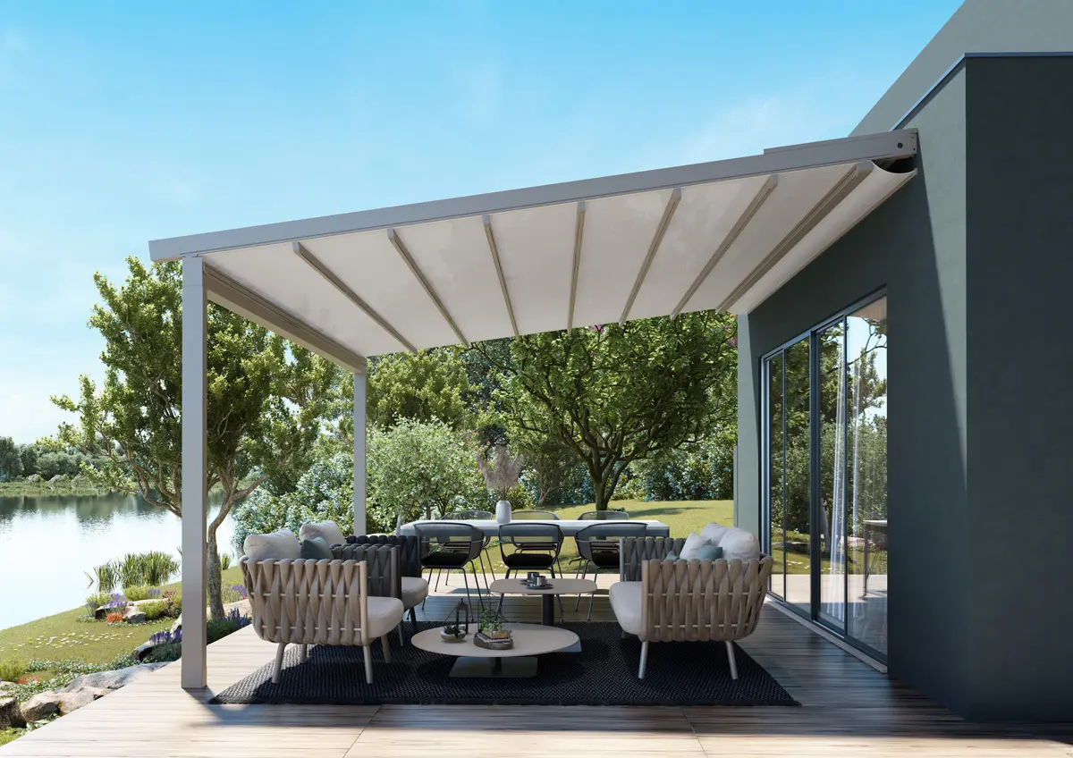 Une pergola inclinée au-dessus d'une table.