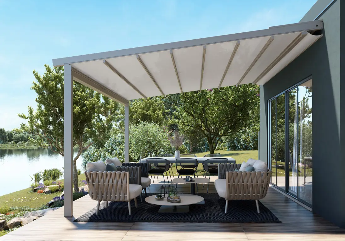 Une pergola inclinée au-dessus d'une terrasse.