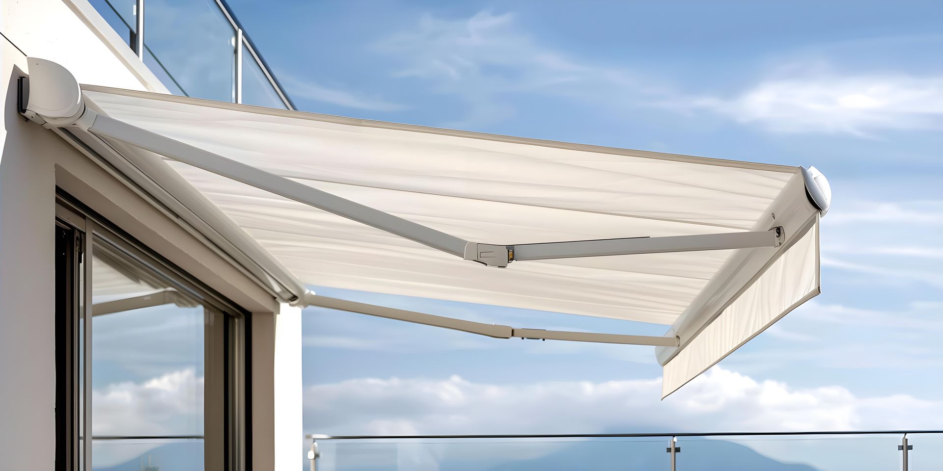 Un store blanc et le ciel.
