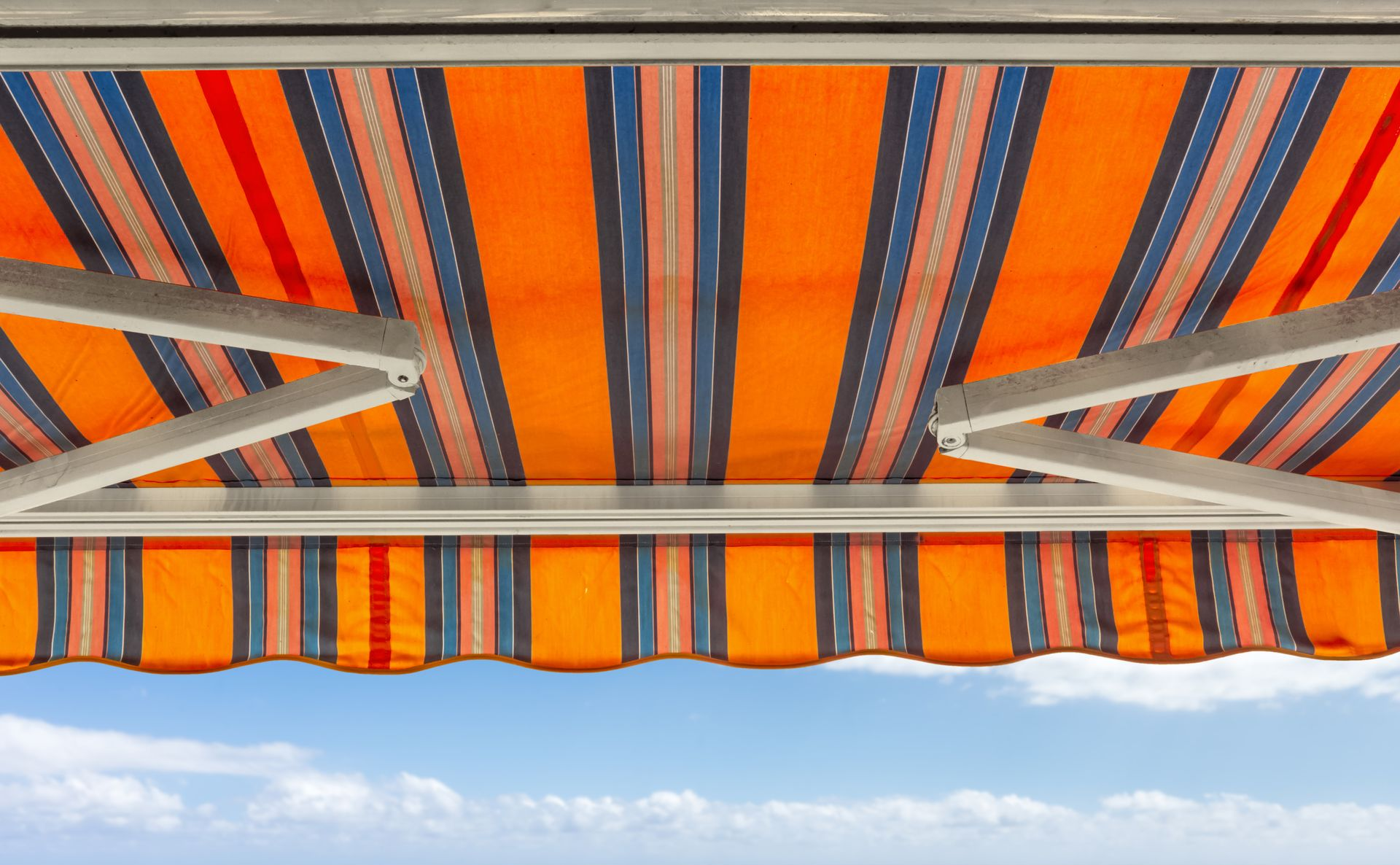 Un store orange et le ciel bleu.