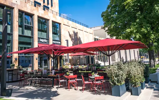 Des parasols rouges.