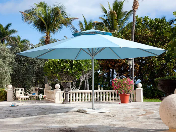 Un parasol bleu ciel.