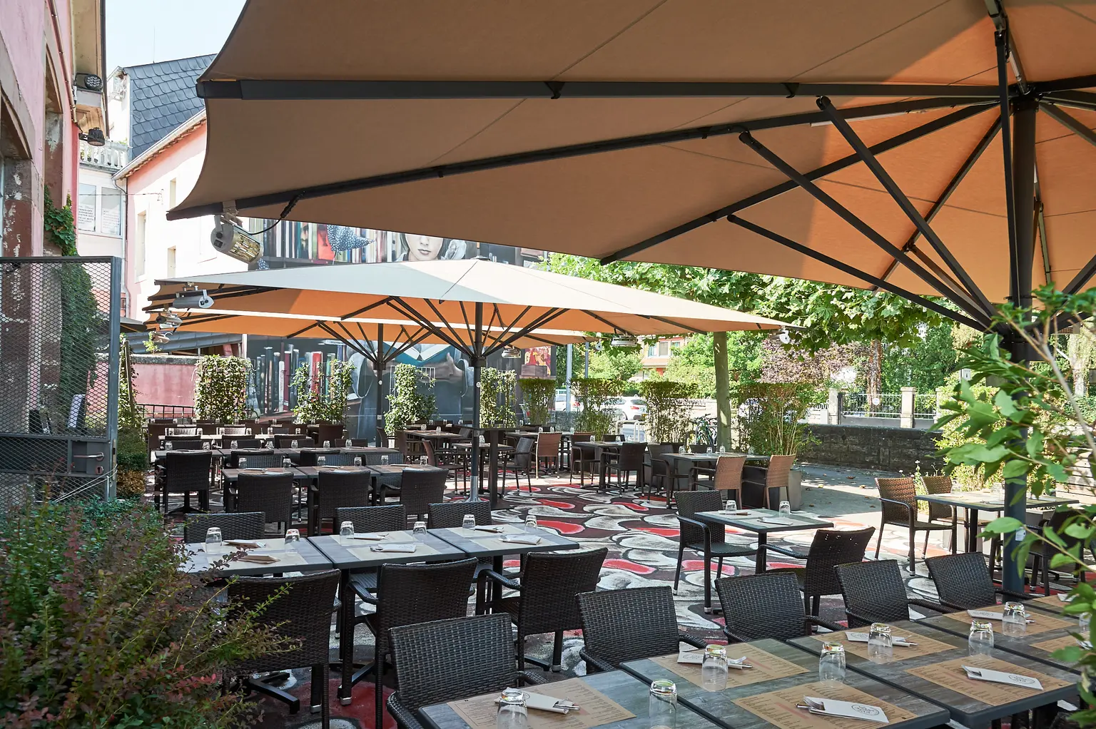Des parasols oranges sur une terrasse.