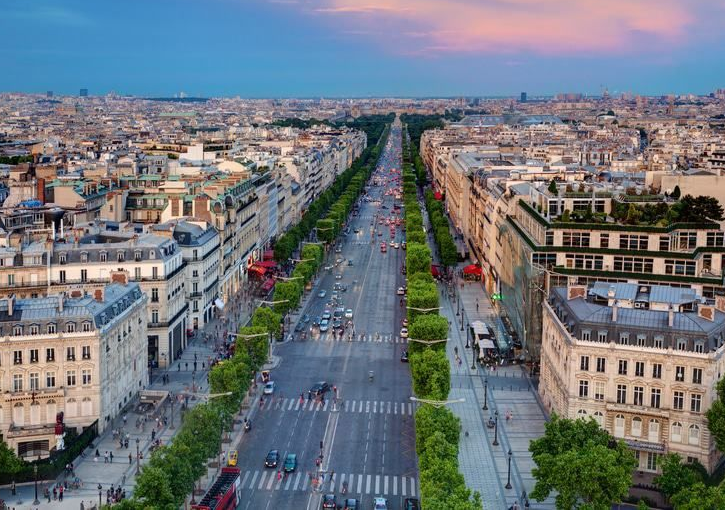 Une avenue, des bâtiments et le ciel.