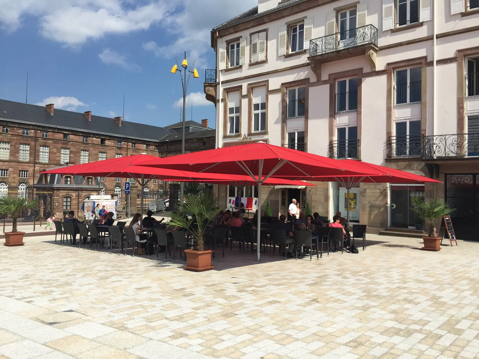 Deux parasols rouges.