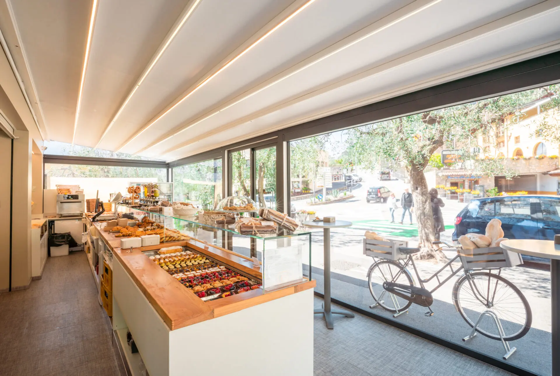 Une pergola au-dessus d'une pâtisserie.