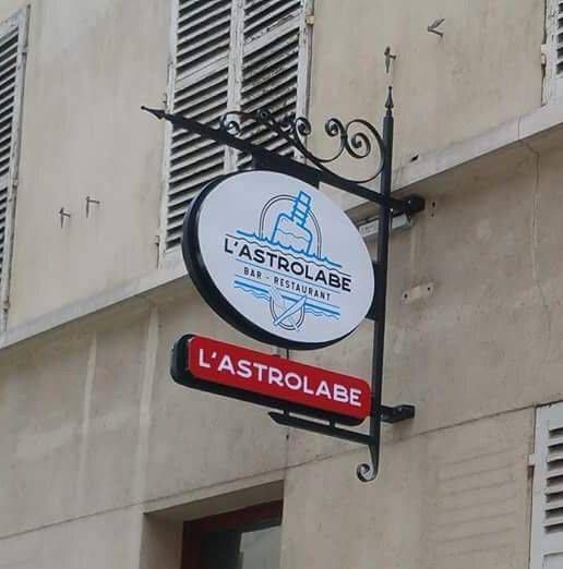Une enseigne de restaurant.