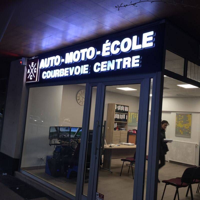 L'enseigne lumineuse d'une auto-école.