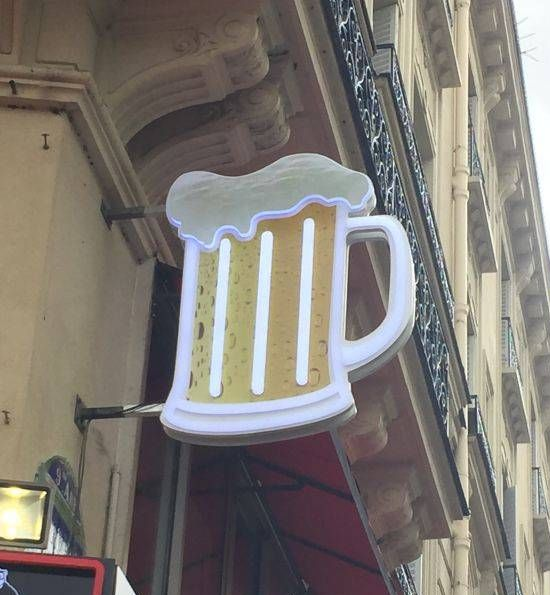 Une enseigne en forme de bière.