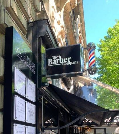 Une enseigne de barbier.