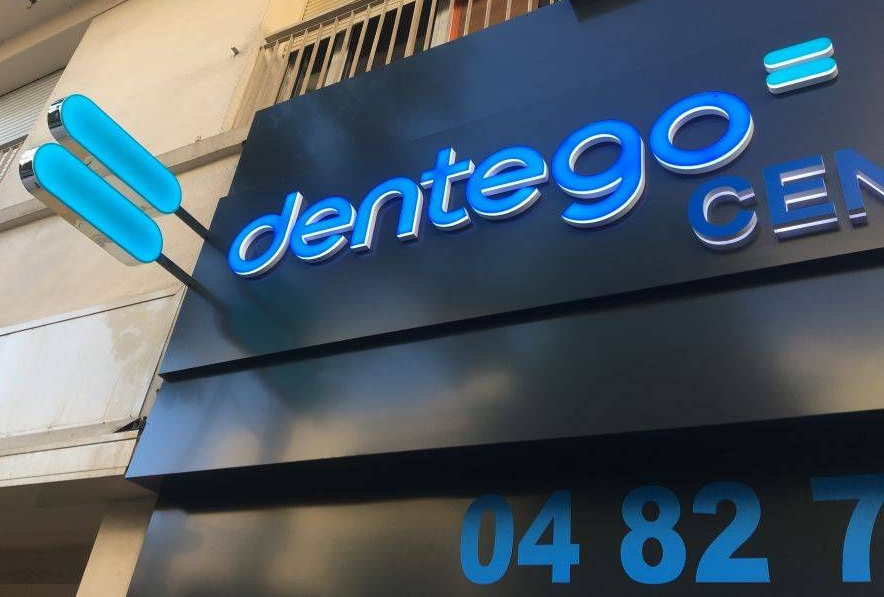 Une enseigne lumineuse Dentego.