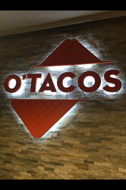 Une enseigne lumineuse O'Tacos.