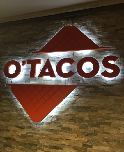 Une enseigne lumineuse O'Tacos.