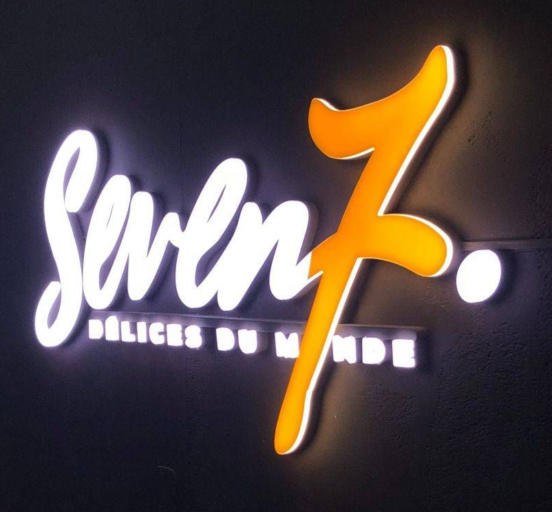 Une enseigne lumineuse Seven 7.