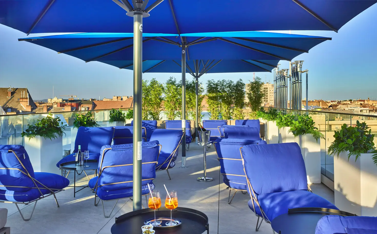 Un parasol bleu et des sièges bleus.