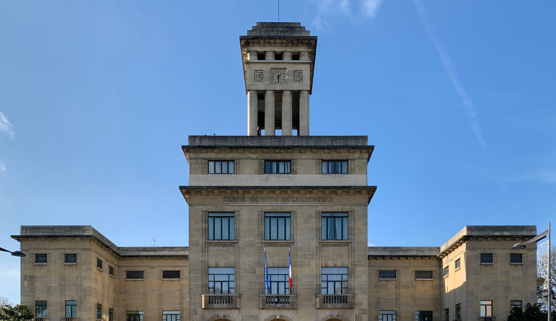 Un bâtiment avec une tour.