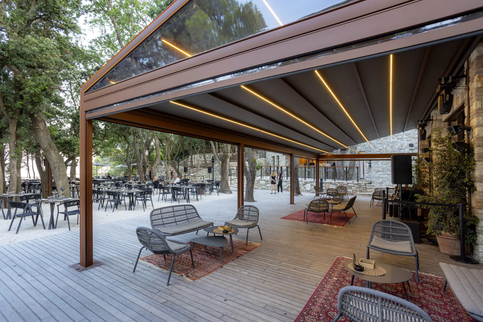 Une pergola avec éclairage.