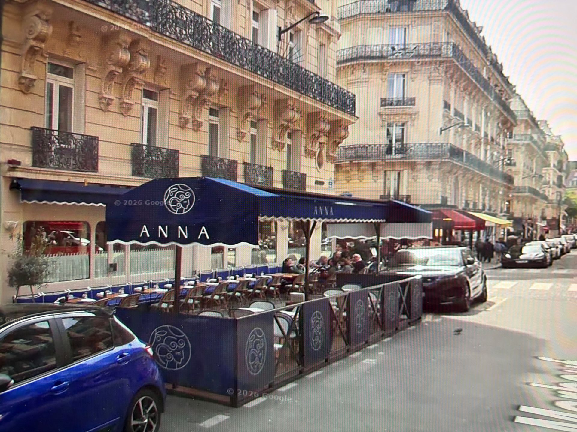 Un store de terrasse bleu.