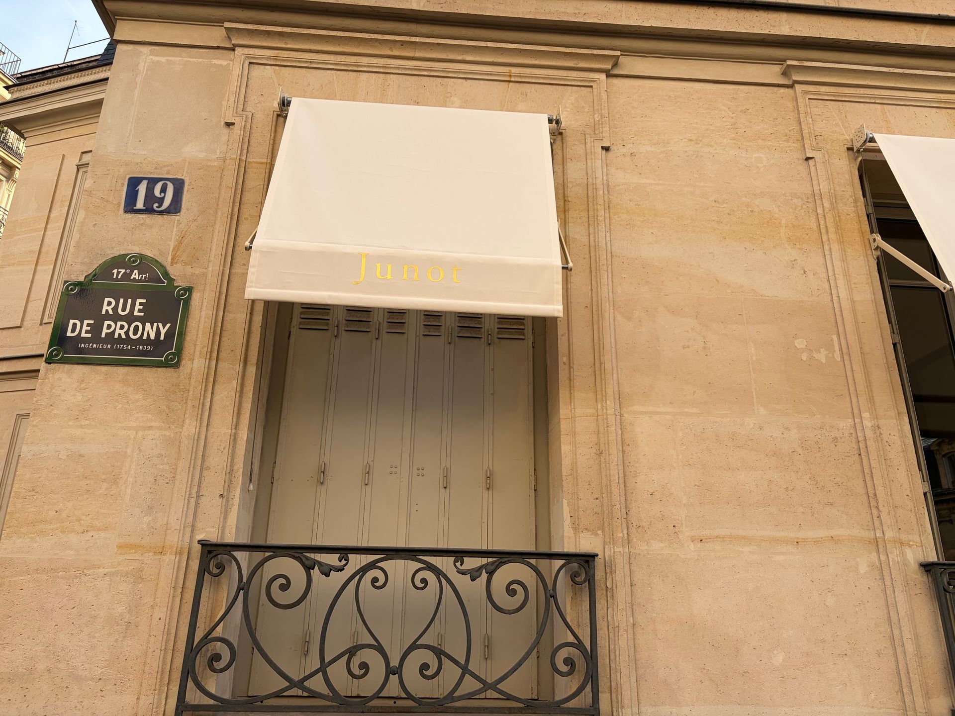 Le store de Junot.
