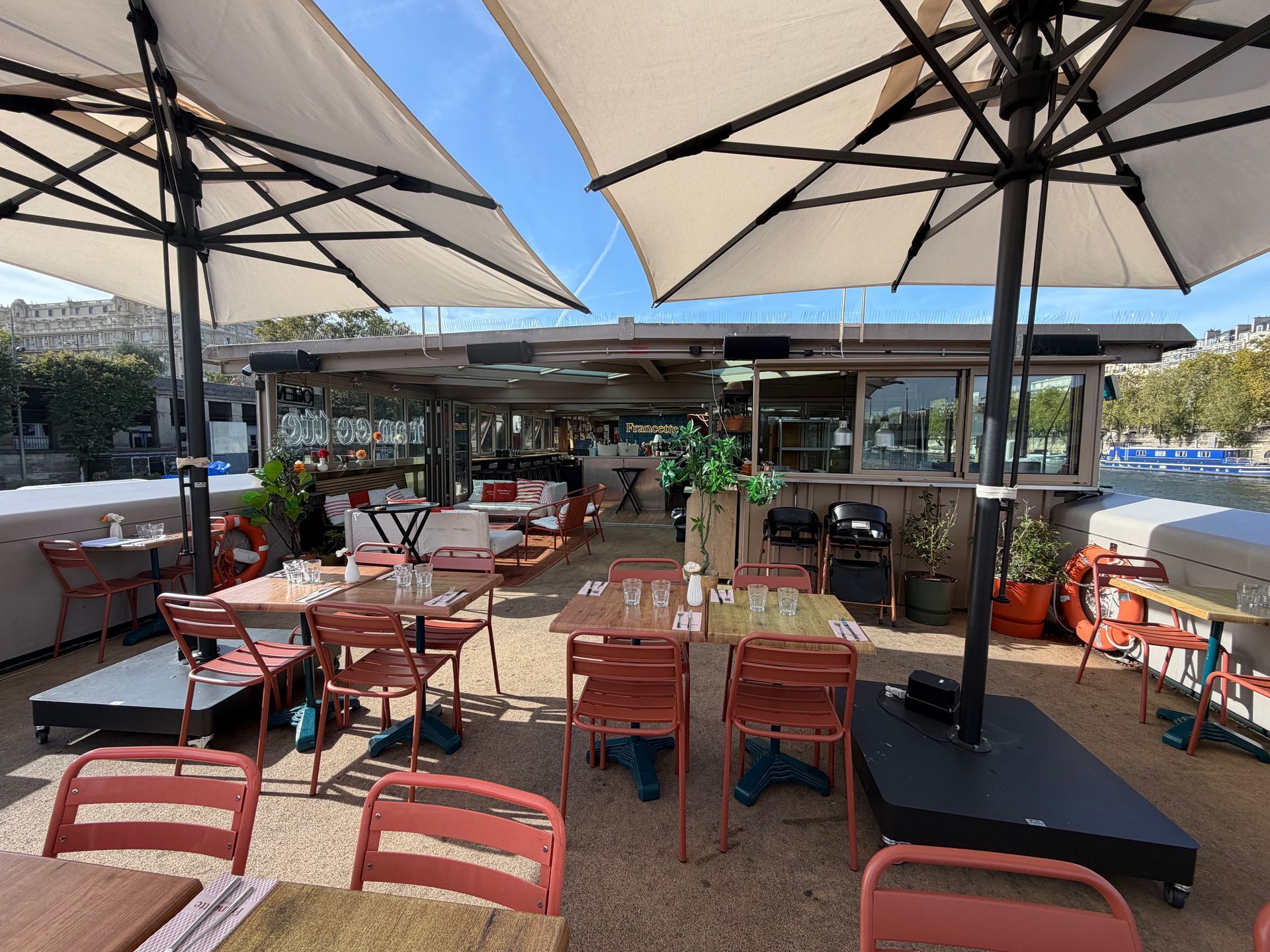 Des parasols beiges.