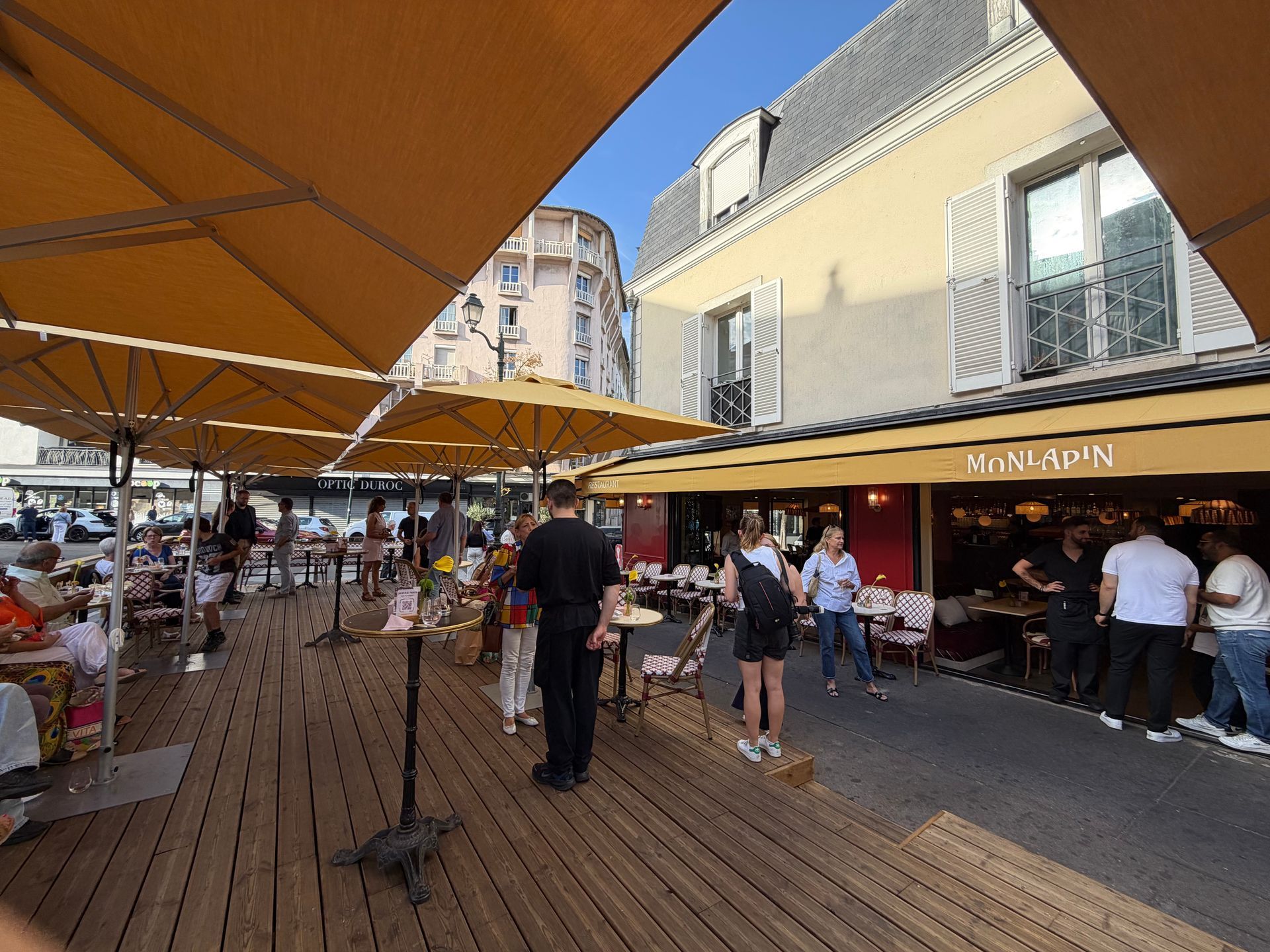 Des parasols jaunes et un store.
