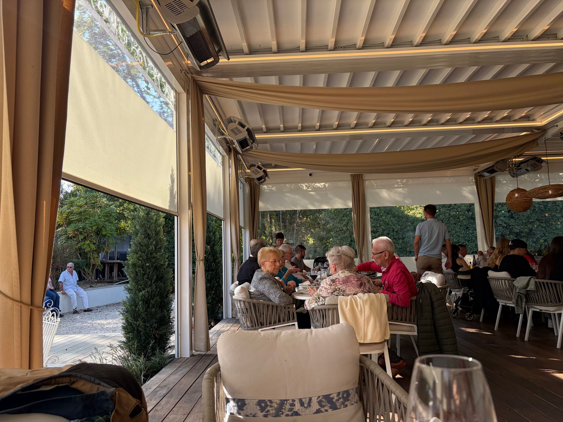 Des gens sous une pergola.