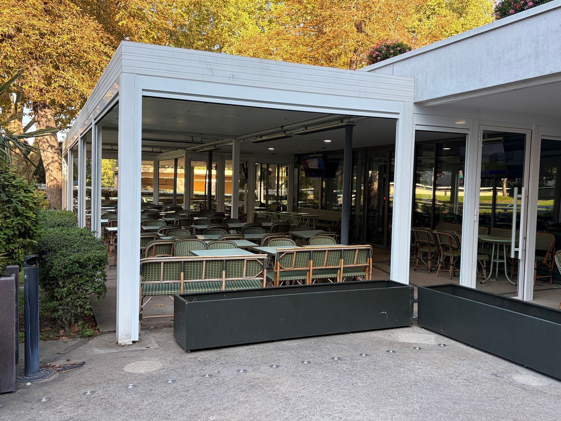Une pergola blanche.