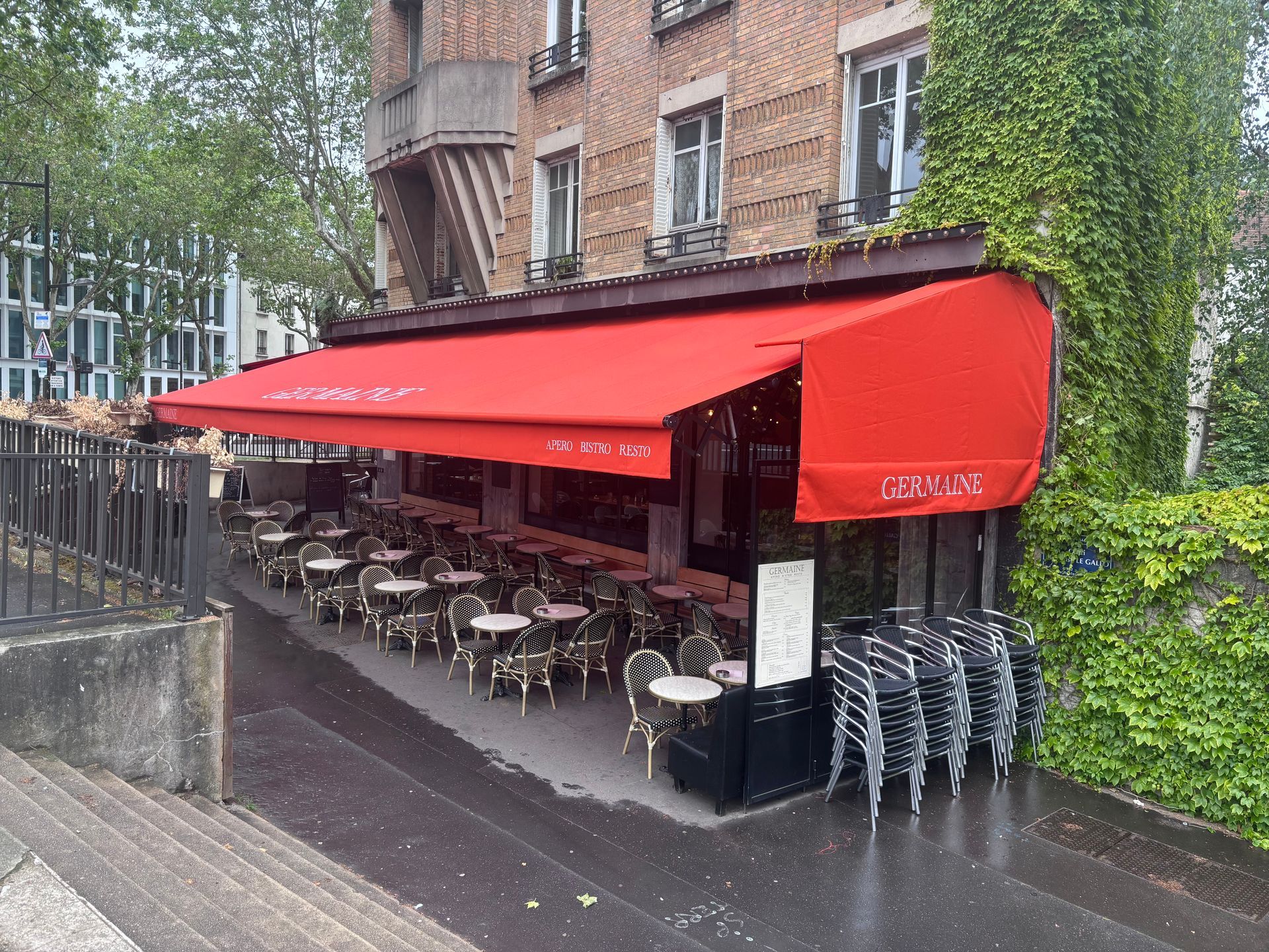 Le store rouge d'une brasserie.