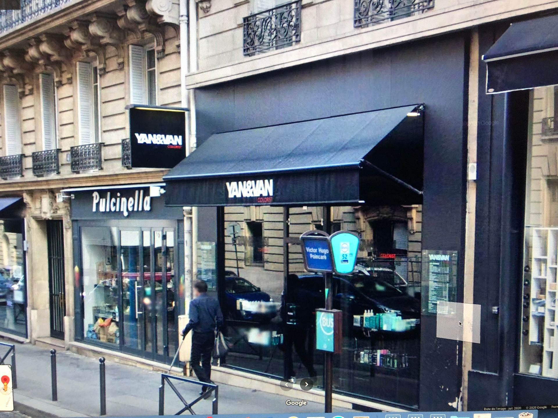 Un store à projection bleu marine.