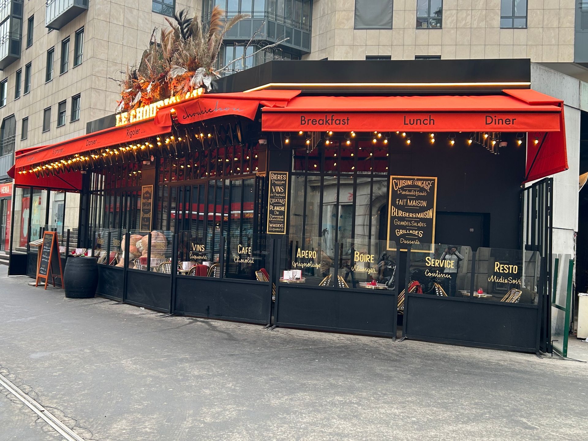 Le store rouge d'une brasserie.
