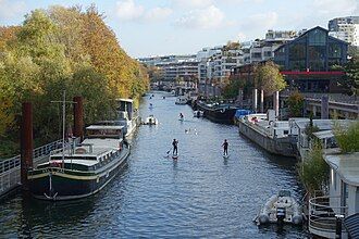 Un cours d'eau et une péniche.