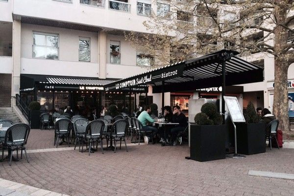 Un store double pente noir.