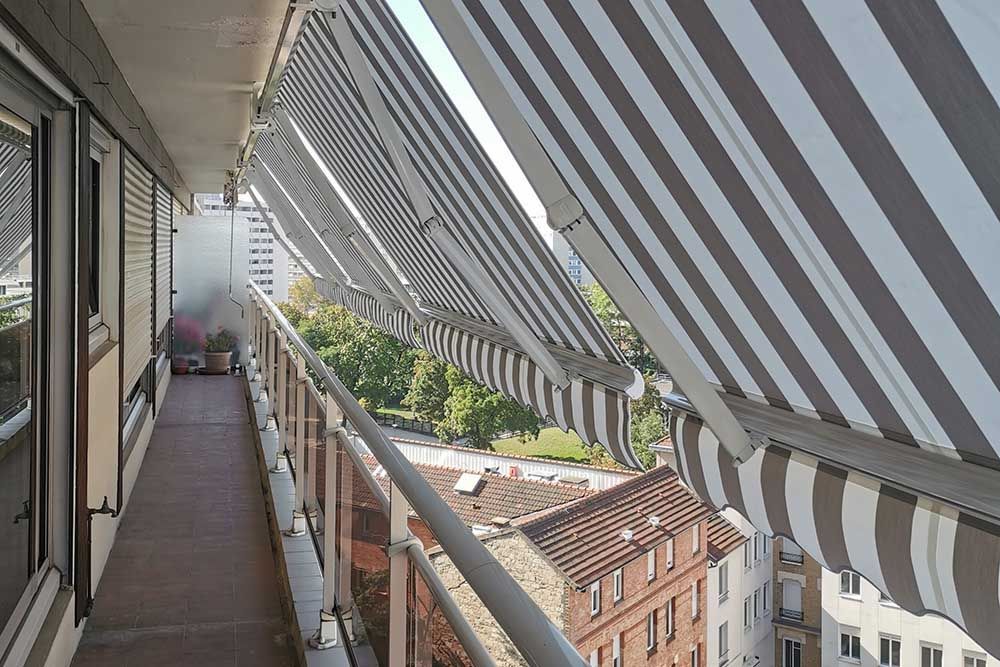 Des stores sur un balcon.