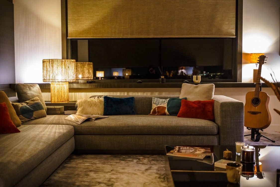 Un store d'intérieur au-dessus d'un canapé.