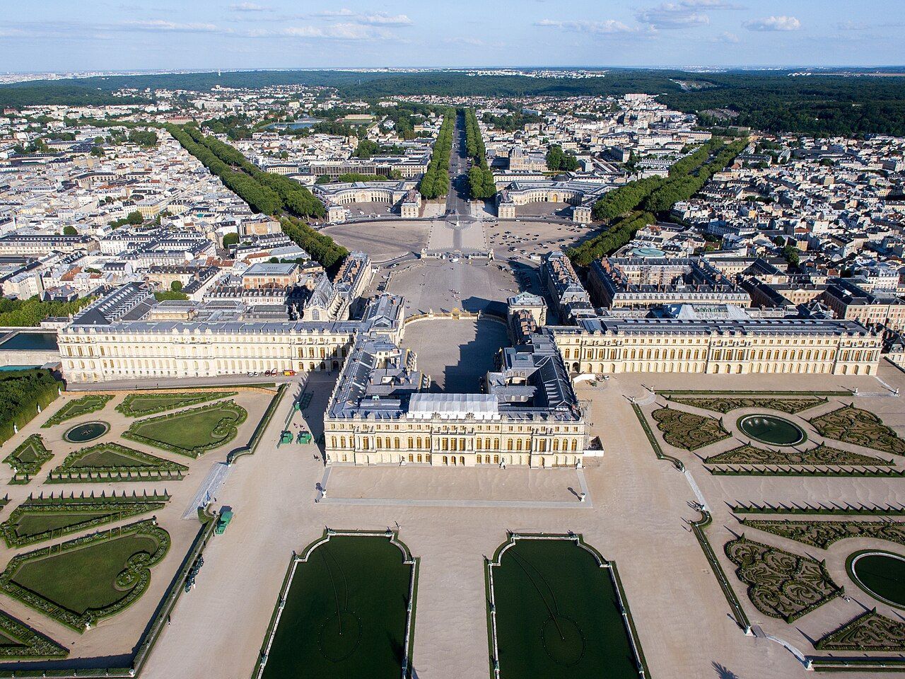 Un grand château.