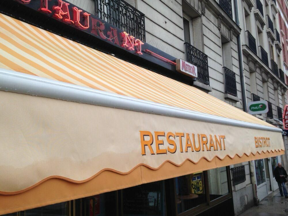 Le store d'un restaurant.