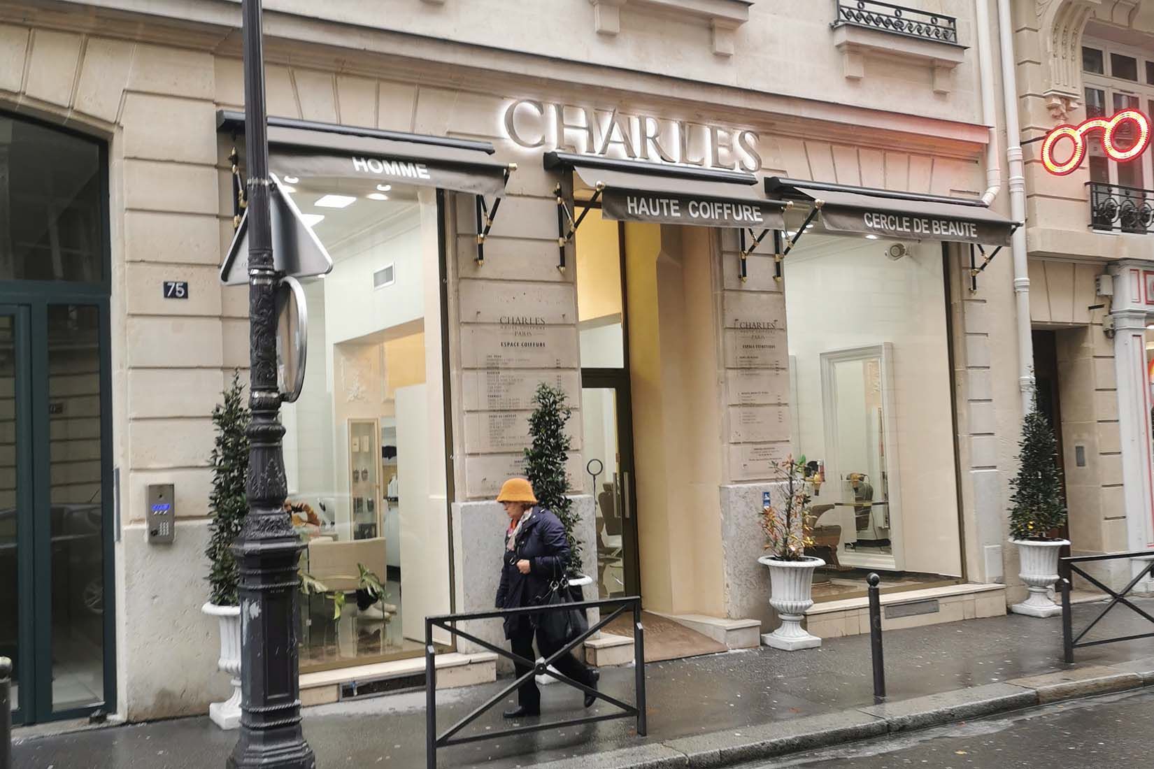 Les stores à projection du salon de coiffure Charles.