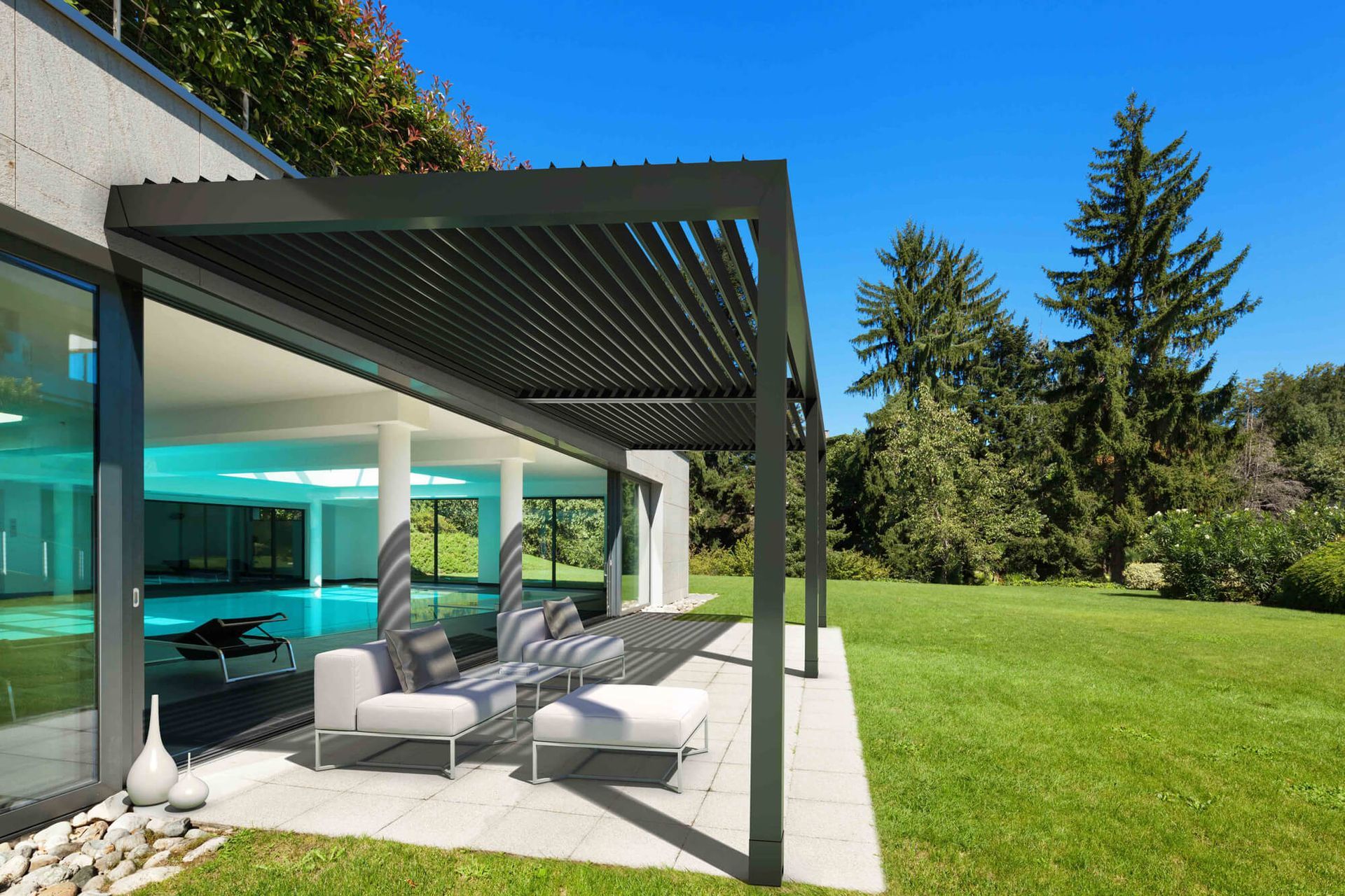 Une pergola noire et une pelouse.