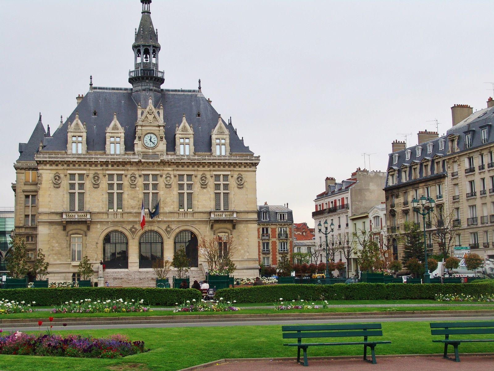 Un grand bâtiment dans un parc.