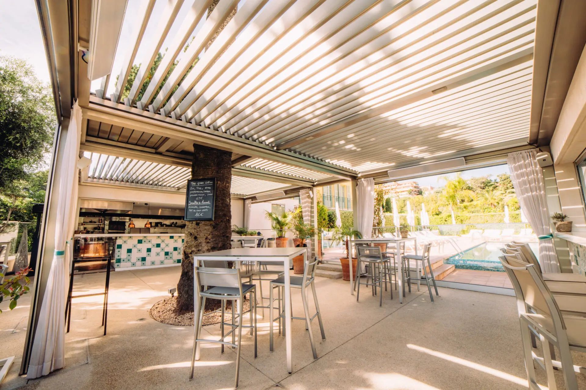 Une pergola au-dessus d'un bar.