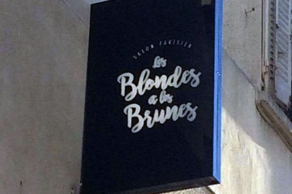 L'enseigne les blondes et les brunes.