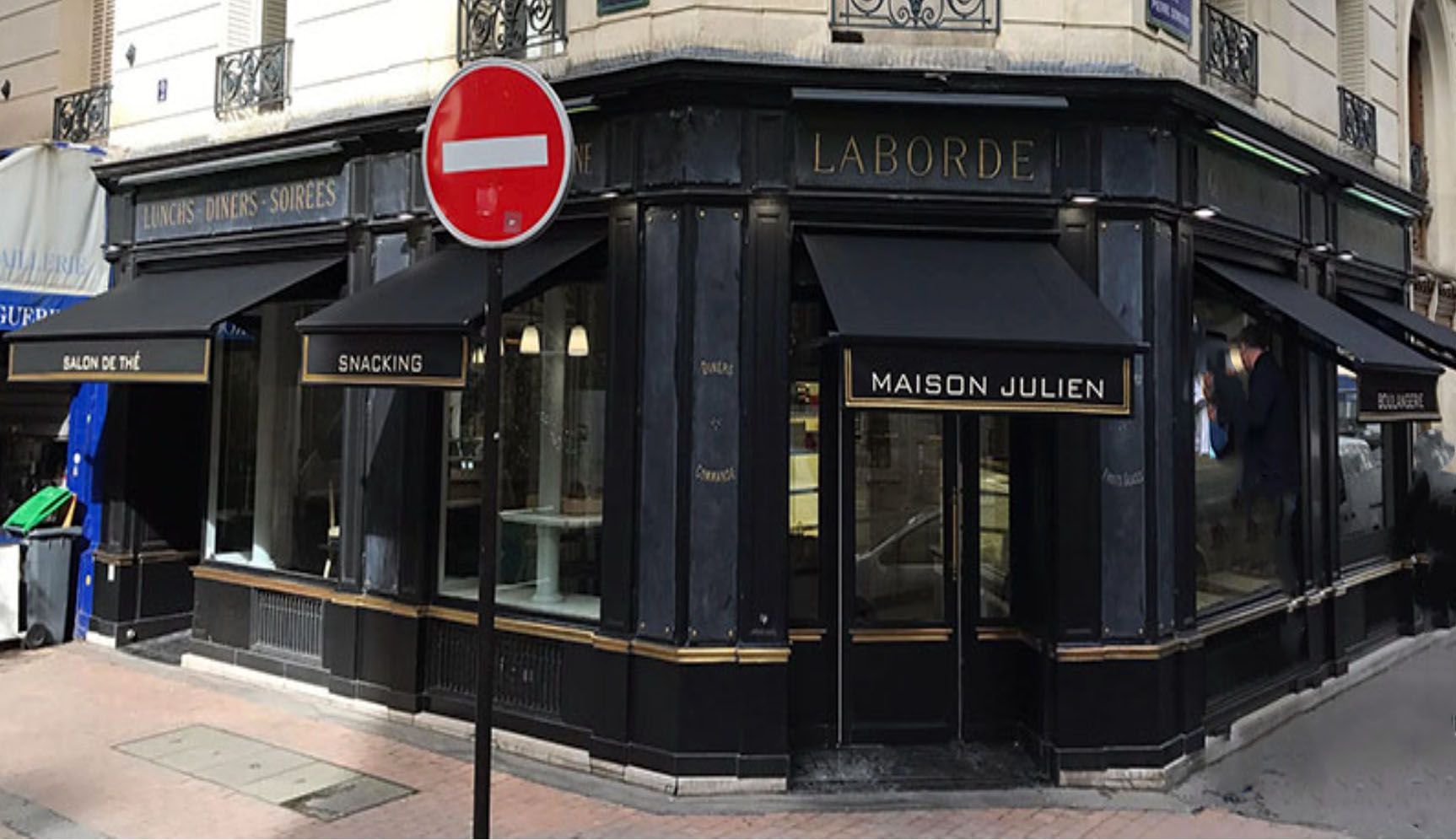 Les stores à projection de la Maison Julien.
