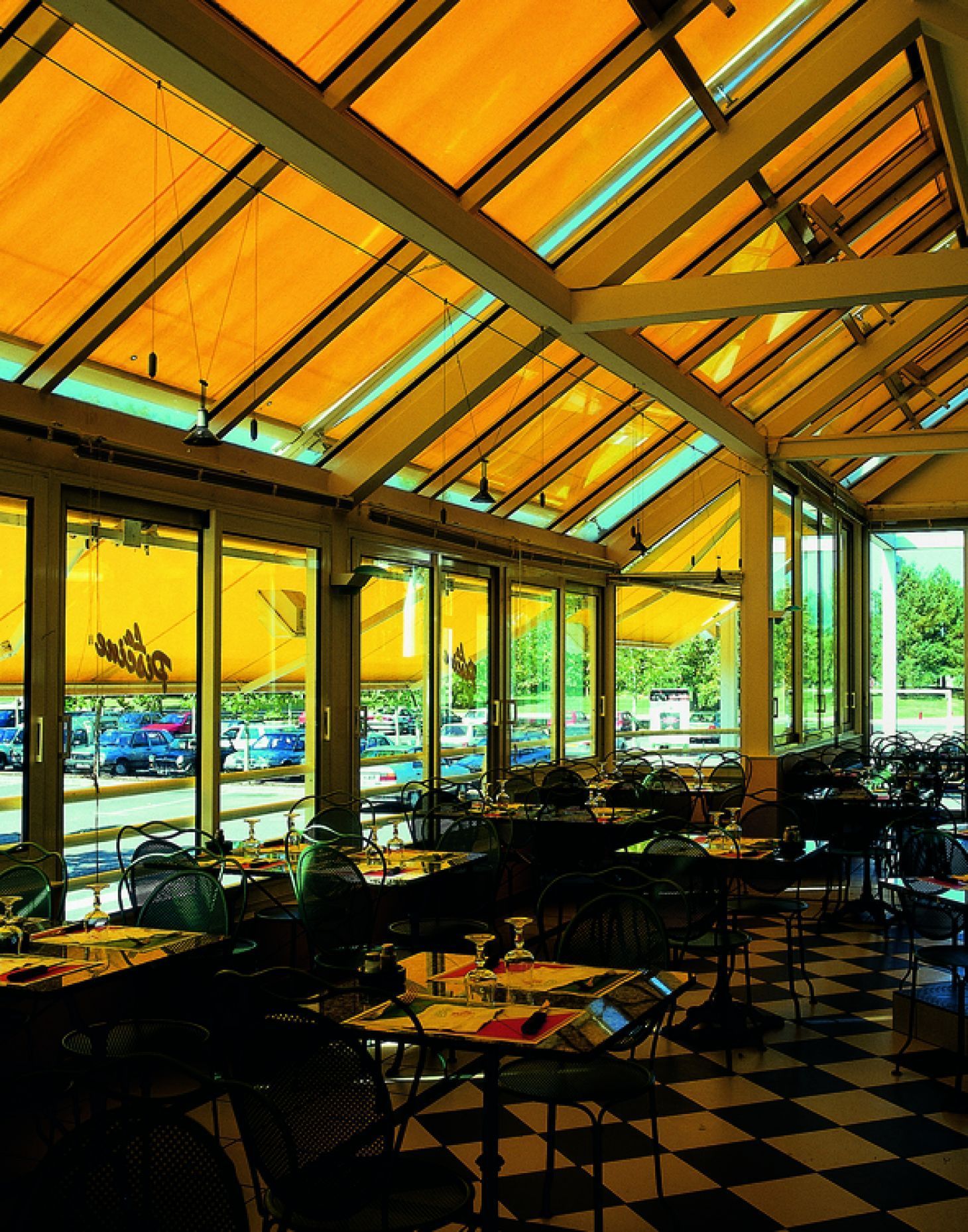 Des stores de toiture au-dessus d'un restaurant.