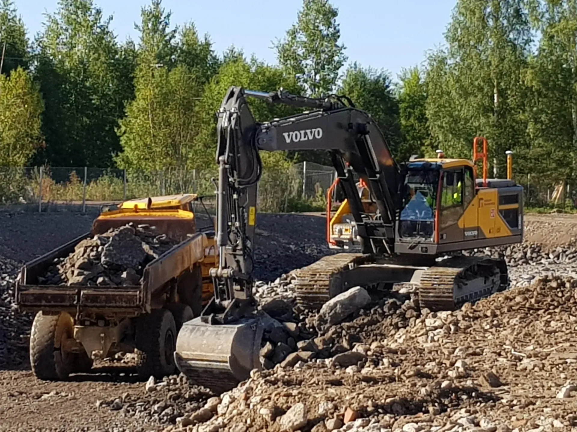 Rakennusten pohjatyöt ja perustusurakointi Kymenlaakso Kuusan Maansiirto Oy