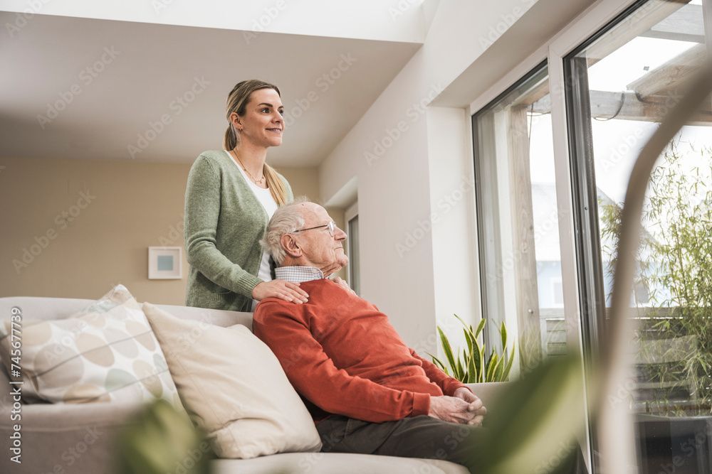 Pflegerin und Senior