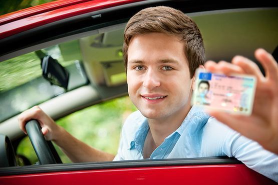 Hombre con tarjeta de conducción