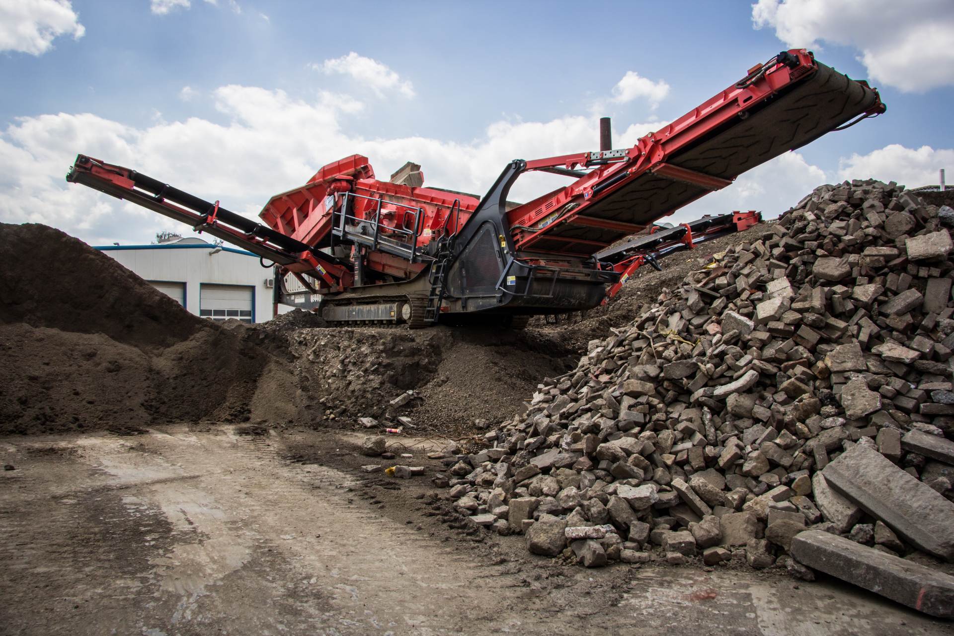 Große Baumaschine mit Baumaterialien