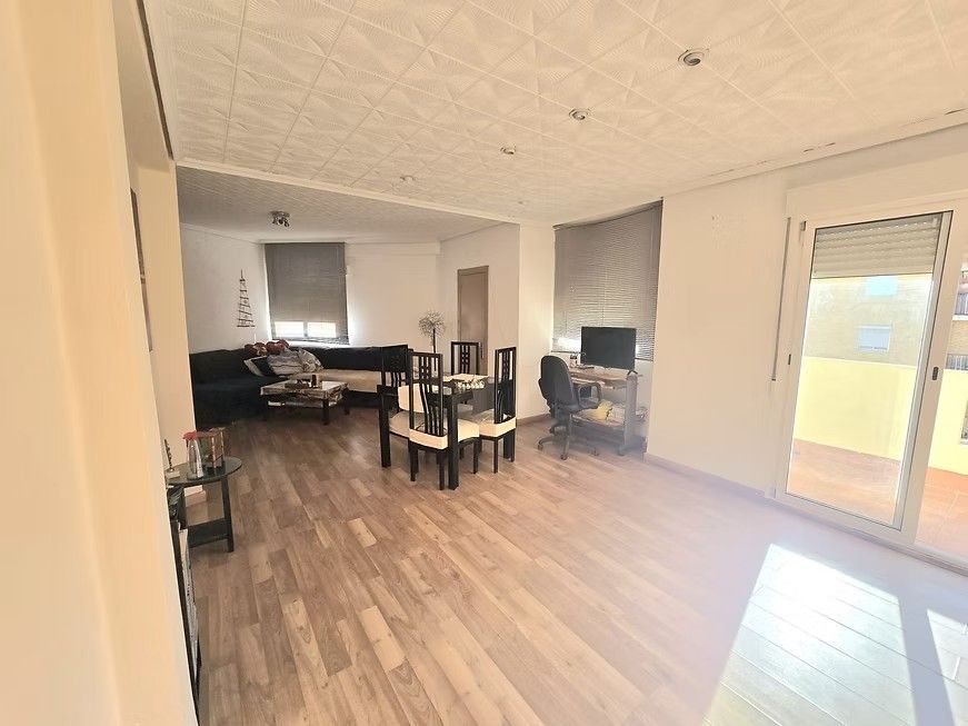 Sala de estar vacía con pisos de madera,