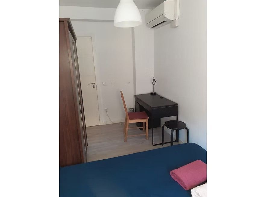 Habitación pequeña con cama,