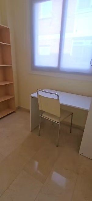 Un pequeño escritorio y una silla